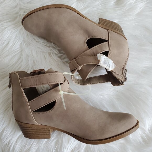 Top Moda Suede Taupe Back Zip Ankle Cut-Out Heeled Booties SZ 5 - Picture 1 of 9